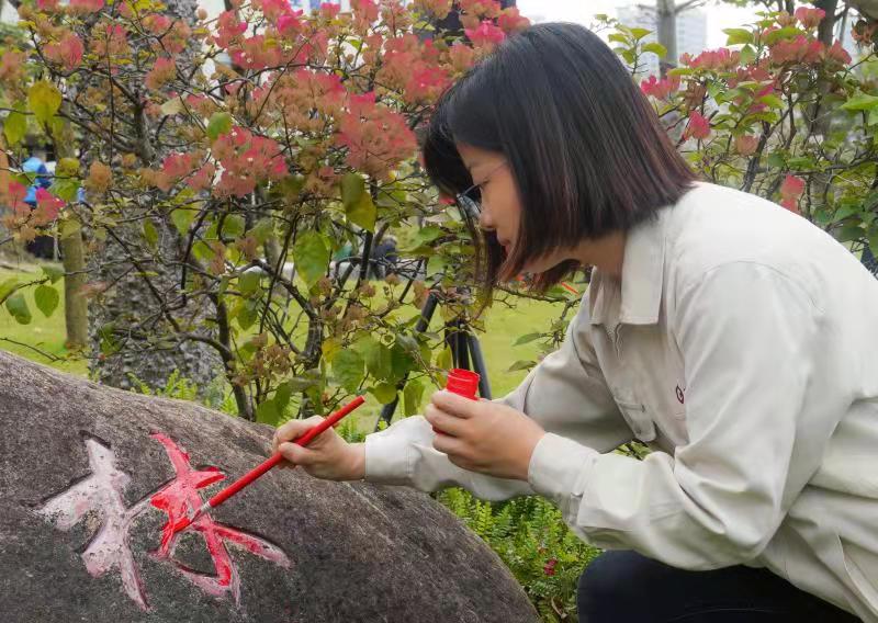 1648643968133276.jpg 口岸公司董事長總經(jīng)理張?bào)泠┟杓t先鋒石.jpg